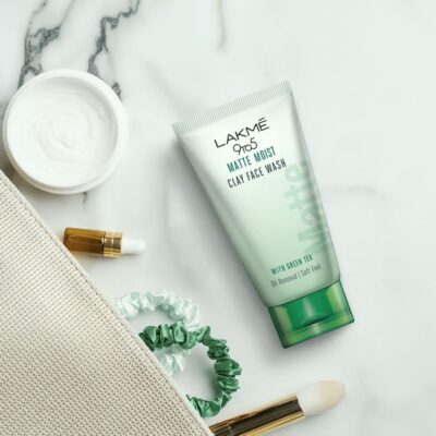 LAKMÉ 9To5 Matte Moist Clay Facewash, Green Tea, Kaolin And Bentonite Clay, Removes Excess Oil, Cleansed, Refreshed Matte Looking Skin, 100G