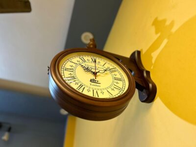 Antique Collection Jefferson & Smith Vintage Double-Sided Wall Clock – Antique Victorian Hanging Clock with Bracket, Silent Quartz Movement, Roman Numerals, Rustic Farmhouse Decor for Home & Office