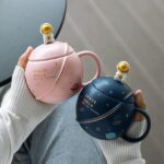 NYRWANA Coffee Mug, Gift for Man, Birthday Present for Brother, Mugs for Present, Diwali Gift, Ceramic Mug, Cute Mugs, Astronaut Planet Coffee Mug with 3D Creative Space, Lid & Spoon (400ml-Dark Blue)